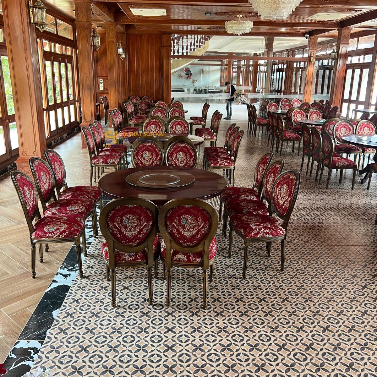 bộ bàn ghế cà phê cao cấp được thiết kế phù hợp với không gian quán cafe kiểu cổ điển nhưng đầy sang trọng