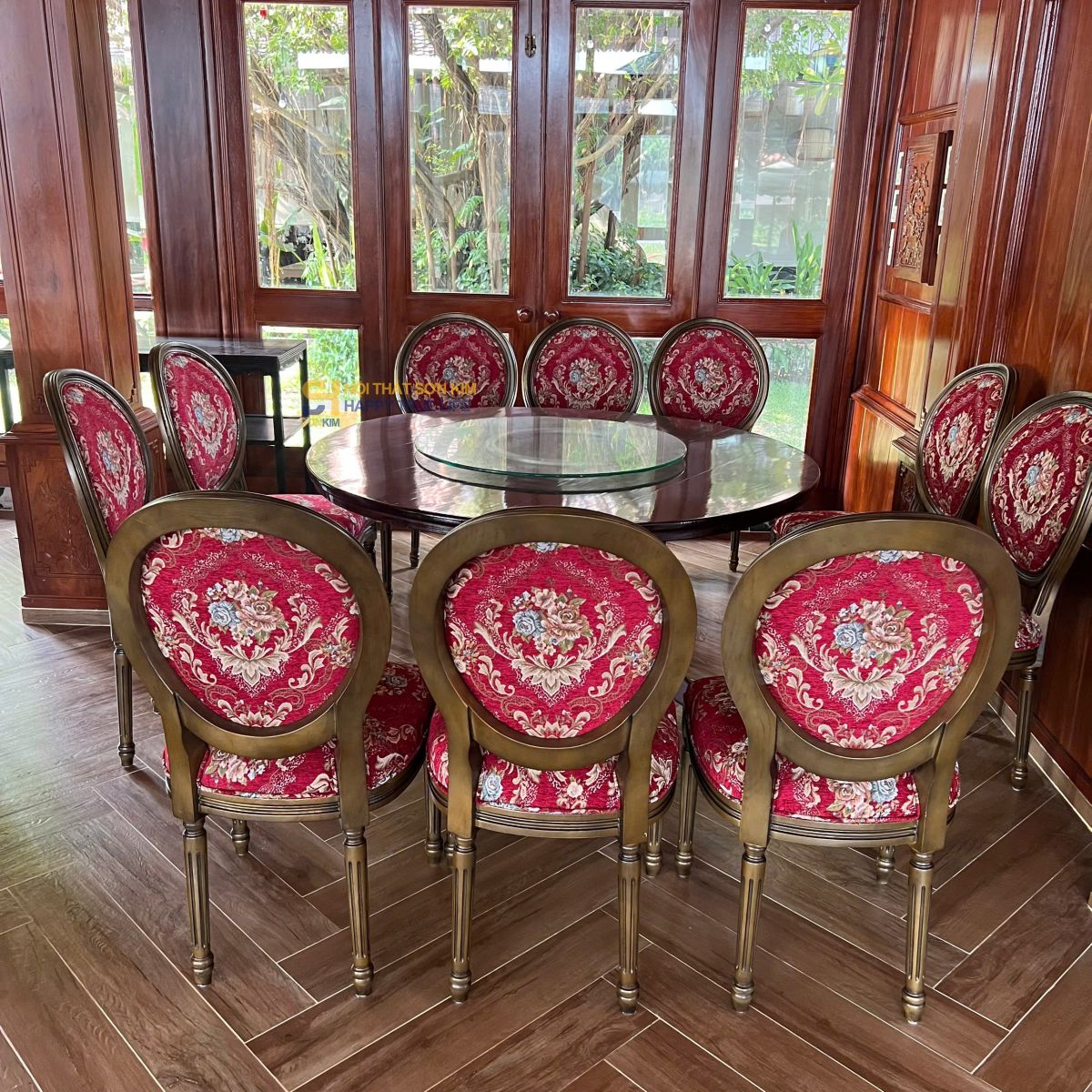 bộ bàn ghế cà phê cao cấp được thiết kế phù hợp với không gian quán cafe kiểu cổ điển nhưng đầy sang trọng