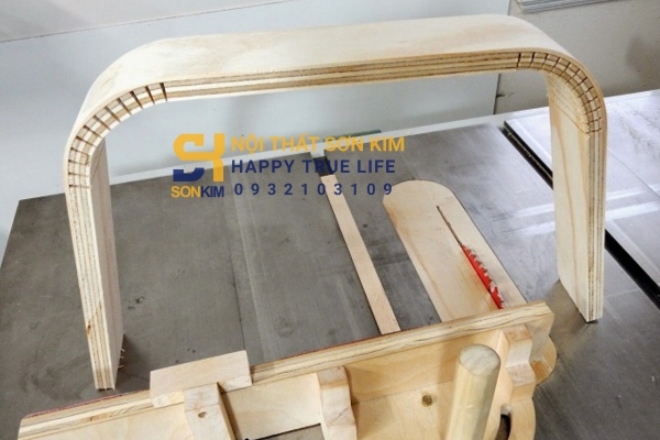 Quy trình hấp uốn gỗ tự nhiên làm sofa tay uốn cong tại xưởng